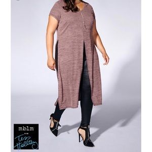 Short sleeve tunic with slits by Tess Holliday
